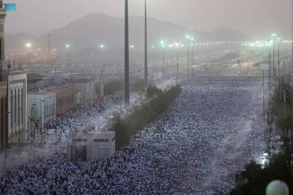 Jemaah Haji Berjalan di Jalur Pejalan Kaki Terpanjang di Dunia dari Arafah Menuju Muzdalifah