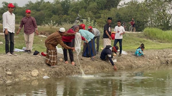 Tebar Kebaikan, Ganjar Milenial Ajak Warga Tebar Bibit Ikan dan Tanam Pohon