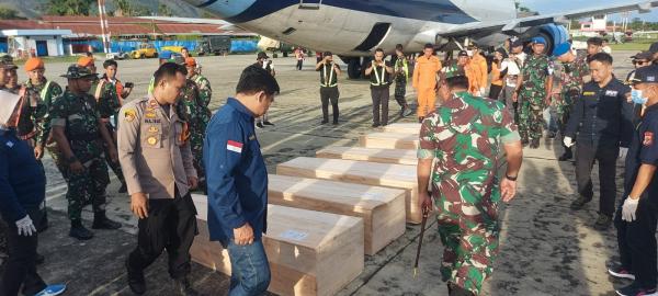 Tim DVI Polda Papua Lakukan Identifikasi Terhadap Jenazah Para Korban Jatuhnya Pesawat SAM Air