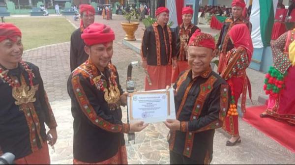 HUT Agara ke 49, Kepala Desa Kampung Baru Mendapat Penghargaan Sebagai Desa Teraman