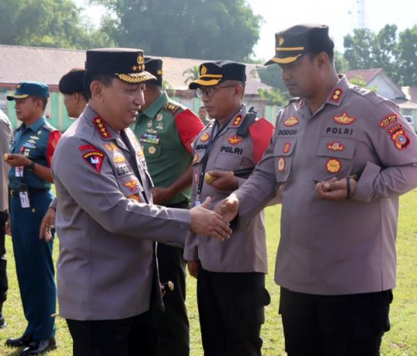 Kapolri, Panglima TNI Serta Rombongan Menteri Mendarat di Lapangan Lueng Putu Pidie Jaya