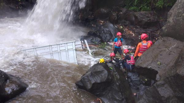 Jatuh dan Tenggelam ke Sungai di Banyumas, Tim SAR Evakuasi Pengemudi Truk yang Terjepit