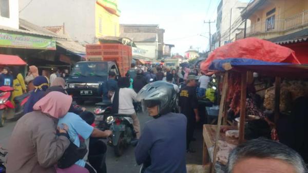 H-1 Idul Adha Pasar Malingping Macet Parah, Puluhan PKL ‘PW’ Dagang di Bahu Jalan