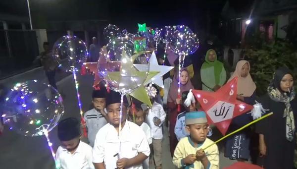 Ratusan Santri Desa Darungan Meriahkan Malam Takbiran Dengan Pawai Lampion