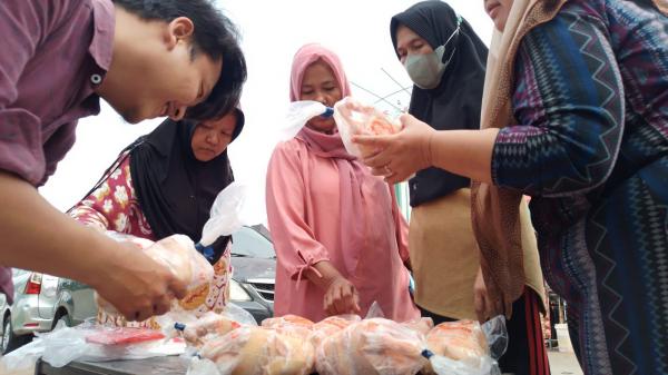 Polres Karawang Meriahkan HUT Bhayangkara ke-77 Lewat Operasi Pasar Murah