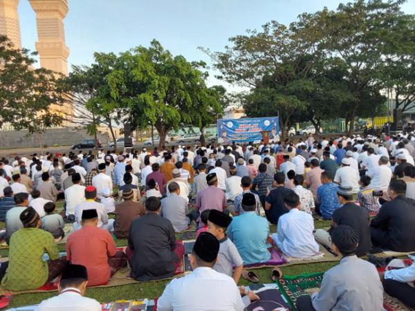 Sholat Idul Adha, Ribuan Warga Muhammadiyah Padati Alun-Alun Karanganyar