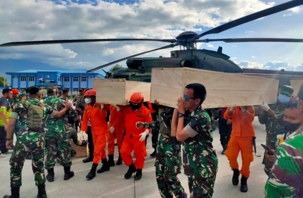 Tim SAR TNI dan Basarnas Berhasil Evakuasi Seluruh Korban Pesawat SAM Air di Papua Pegunungan