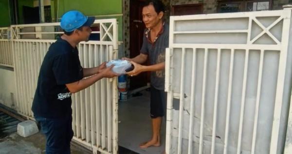 Idul Adha, KOMPAK Bagikan Ratusan Paket Daging Kurban ke Surabaya dan Sekitarnya
