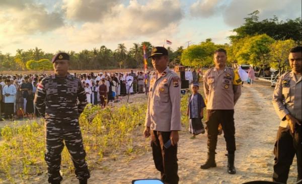 Anggota TNI AL Sinergi dengan Kepolisian Amankan Sholat Idul Adha