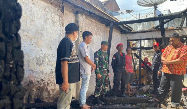 Hari Raya Idul Adha Anggota DPRD Garut Bantu Lansia Yang Rumahnya Kebakaran