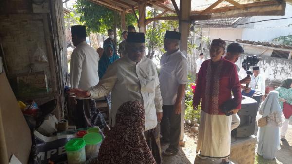 Dukung Program BUS PATAS, Pemerintah Kecamatan Krejengan Bagikan Makanan dan Paket Sembako