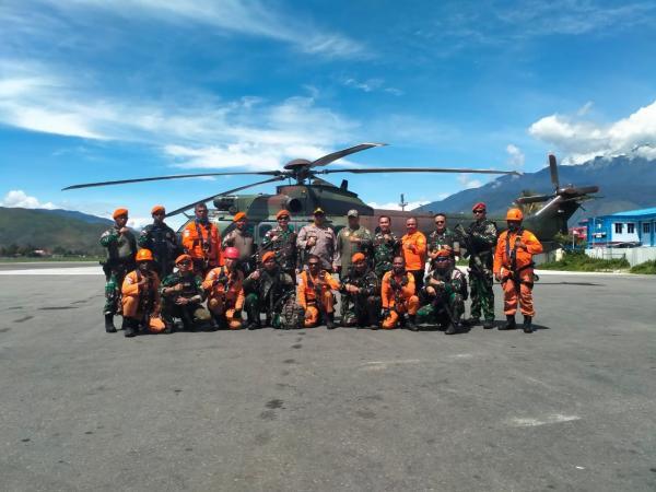 Sukses Evakuasi Korban Pesawat Sam Air, Tim SAR Gabungan Dijemput Helikopter Caracal TNI AU