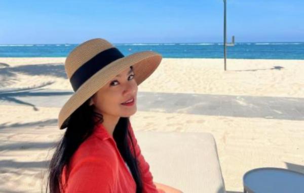 Potret Titi Kamal Liburan di Pantai Bikin Salfok Netizen
