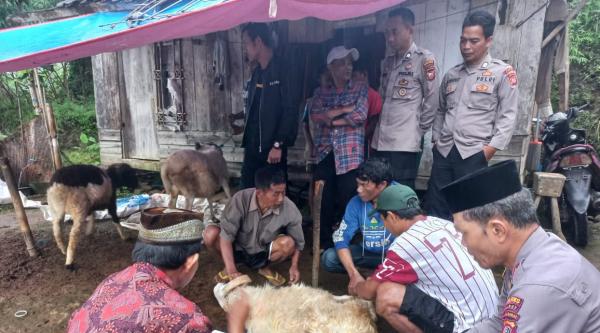 Polisi Serahkan 2 Ekor Domba Kurban ke Kampung Terpencil