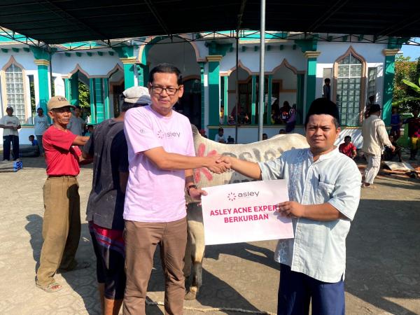 Asley Acne Expert Salurkan Hewan Kurban ke Warga Desa Lemahsubur Karawang