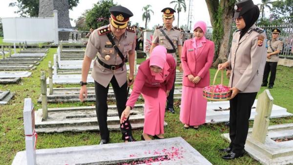 Sambut HUT Bhayangkara ke-77, Polres Tasikmalaya Kota Laksanakan Tabur Bunga ke TMP Kusumah Bangsa