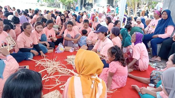 Mak Ganjar Adakan Pelatihan Membuat Besek Ikan di Banyuwangi