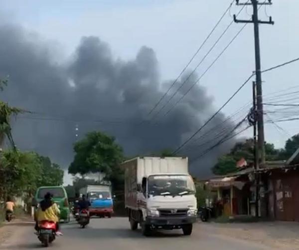 Pabrik Styrofoam di Tangerang Terbakar! 9 unit Kendaraan Pemadam Kebakaran Dikerahkan