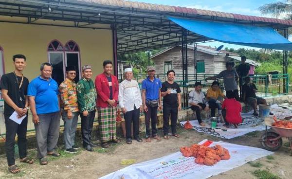 Mahasiswa Muhammadiyah Pekanbaru Berbagi Hewan Kurban dengan Suku Anak Rawa