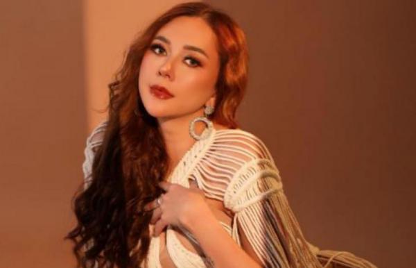 Potret Hot Aura Kasih Kenakan Dress Jaring Tali Menerawang, Netizen Auto Zoom