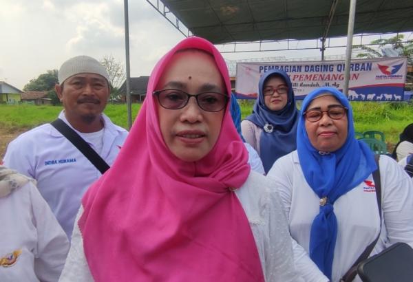 Bacaleg Perindo Ratu Siti Romlah Serahkan Sapi Kurban 1,6 Ton ke Warga Kota Serang