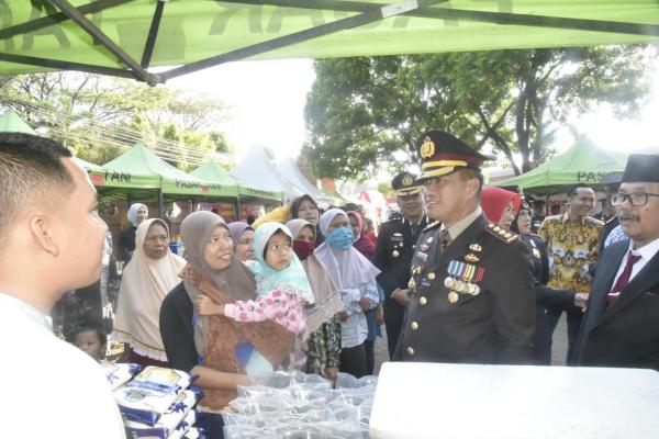 Warga Serbu Bazar Murah Puncak Hari Bhayangkara ke-77 Polresta Cirebon