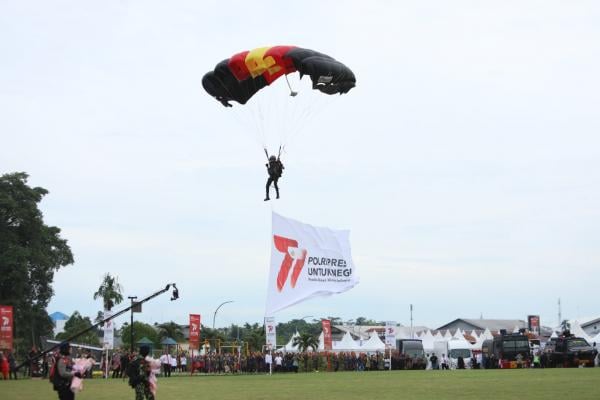 Kemeriahan Hari Bhayangkara ke-77 di Polda Sumut, Ada Atraksi Terjun Payung hingga Tarian Kolosal