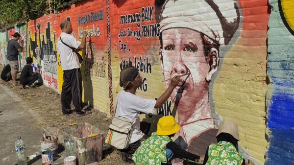 Seniman Jalanan Kediri Corat-Coret Tembok Sampaikan Pesan dan Kritik Sosial ke Masyarakat