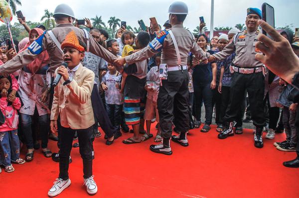 Potret Keseruan HUT Bhayangkara Polda Sumsel, dari Makanan Gratis Hingga Penampilan Farel Prayoga