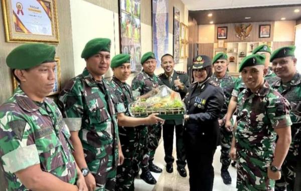 HUT Bhayangkara ke 77, Kapolres Subang Dapat Surprise dari Komandan Yonif 312 Kala Hitam