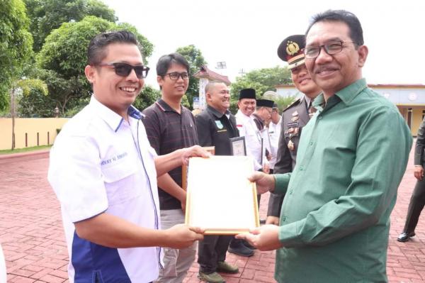 Wartawan dan Media Diberi Penghargaan di HUT Bhayangkara-77,Diserahkan Ketua DPRD Simalungun