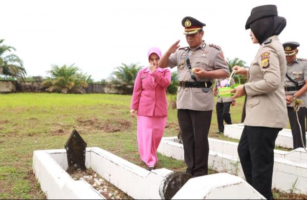 HUT Bhayangkara ke 77, Polres Aceh Singkil Ziarah dan Tabur Bunga di Makam Pahlawan