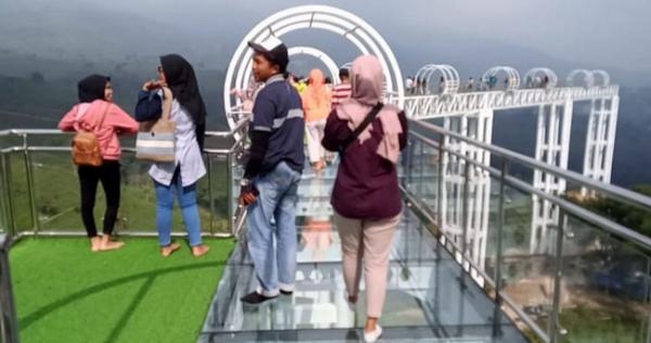 Pengelola Jembatan Kaca Kemuning Sky Hill Tawarkan Foto Pre-Wedding Ditengah HTM Disoal Putra Bupati