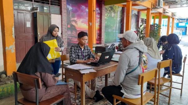 Relawan Massikolla Bantu Warga Saat Proses Pendaftaran Online PPDB