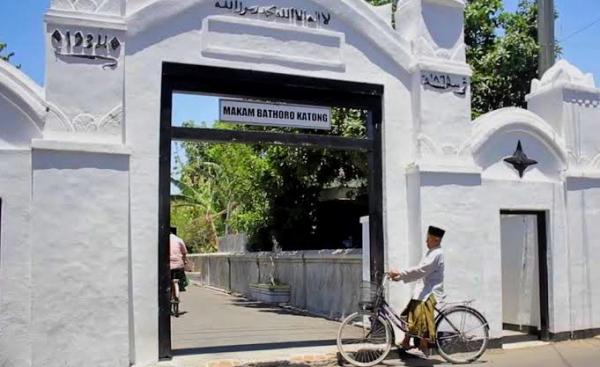 Sejarah Berdirinya Masjid Batoro Katong, Berkaitan Kejadian Mistis Makam Patih Seloaji
