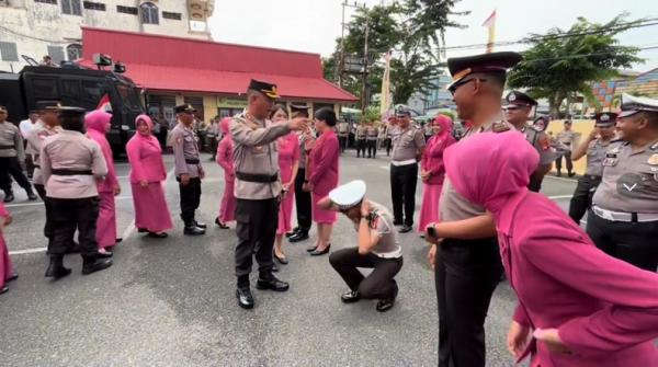 Gegara Tak Bawa Istri, Polisi Ini Disuruh Squat Jump saat Upacara Kenaikan Pangkat
