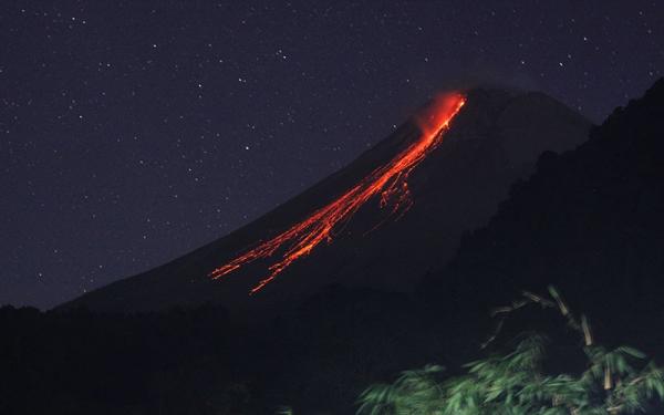 Gunung Merapi Luncurkan Lava Pijar Sejauh 1,5 Km                    