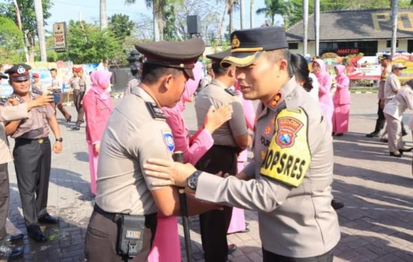 AKBP Muhammad Pimpin Upacara Kenaikan Pangkat 33 Personel Polres Nganjuk