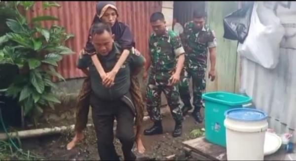 Takjub! Prajurit TNI di Gowa Bopong dan Antar Warga yang Sakit ke Polkes Somba Opu