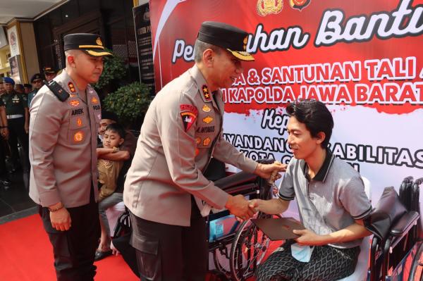 Kapolda Jabar Kunjungi Cirebon dan Berikan Bantuan ke Penyandang Disabilitas