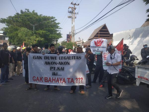 Dapat Surat Peringatan, Ratusan Warga Unjukrasa di Depan Kantor PT KAI Daop 8 Surabaya