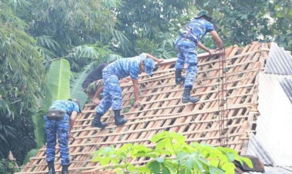Pasca Gempa Bantul, Prajurit TNI Perbaiki Rumah dan Musala Rusak