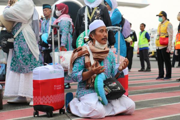 Jemaah Haji Kloter Pertama Debarkasi Surabaya Mendarat di Bandara Juanda