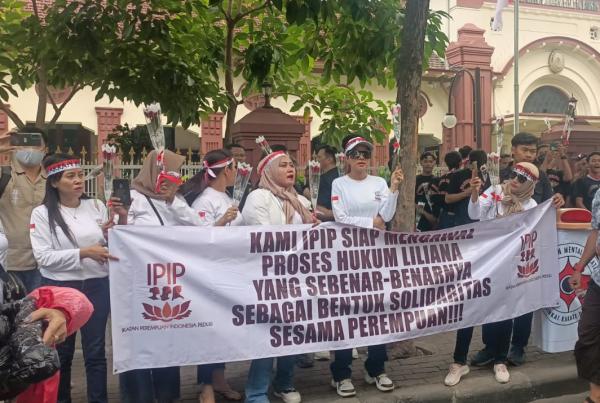 Pendukung Terdakwa Liliana Herawati Demo di PN Surabaya, Ini Tanggapan Pelapor