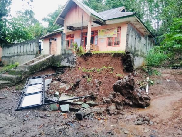 Bencana Longsor di Bengkulu Utara, Jalur Lintas Terputus, Kantor Desa Terancam Ambruk
