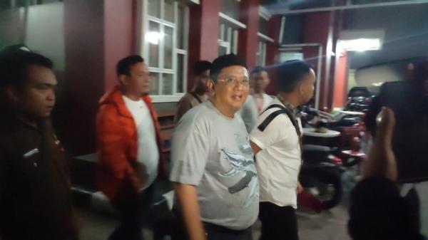 Dijebloskan ke Penjara Bareng Istri, Mantan Ketua DPRD Jabar Santai Pakai Kaus