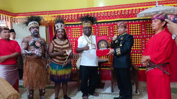Pangikhan di Lamsel Kenalkan Budaya Lampung pada PMI Papua
