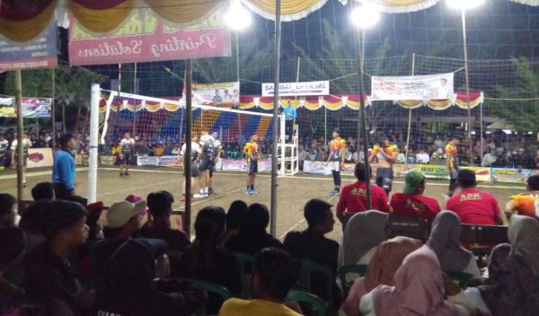 Seakan Bernostalgia, Ribuan Warga di Pangandaran Menyaksikan Turnamen Voli Meski Digelar Malam Hari