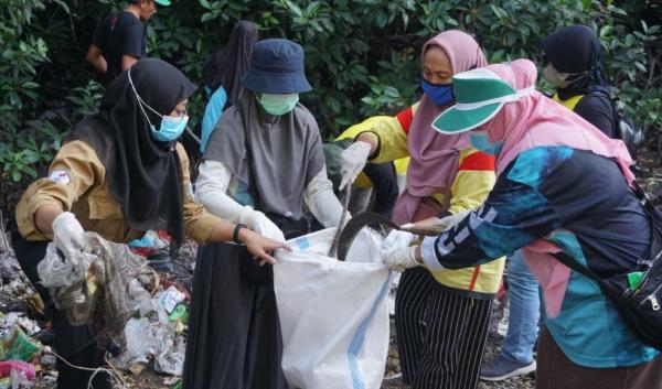 Tiga Hari, PE-POMI Berhasil Kumpulkan 18 Ton Sampah di Pesisir Pantai Utara