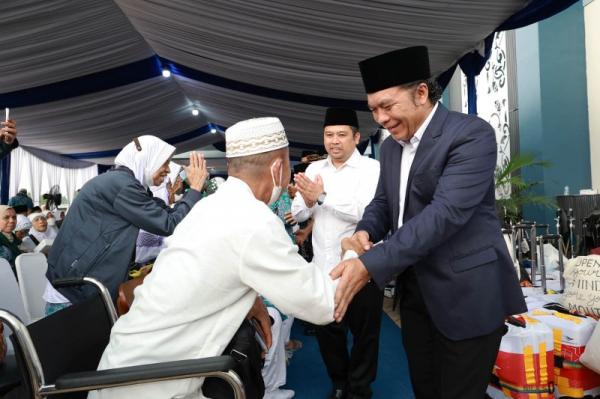 Pj Gubernur Banten Al Muktabar Sambut Kedatangan Kloter Pertama Jamaah Haji
